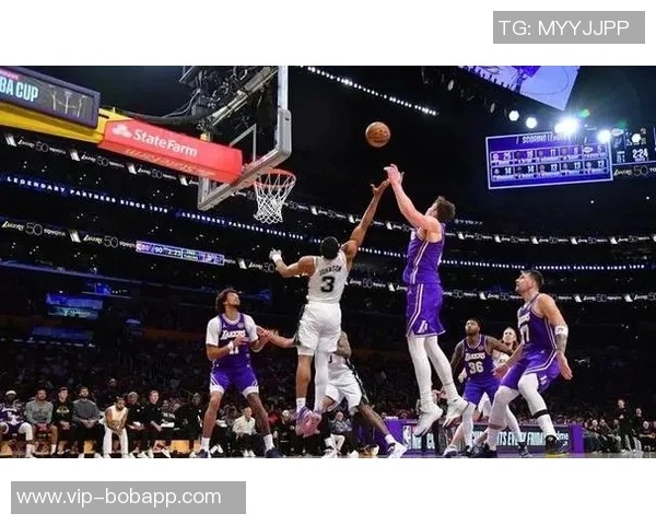 文班亚马两次对阵湖人六犯离场巧合引发热议